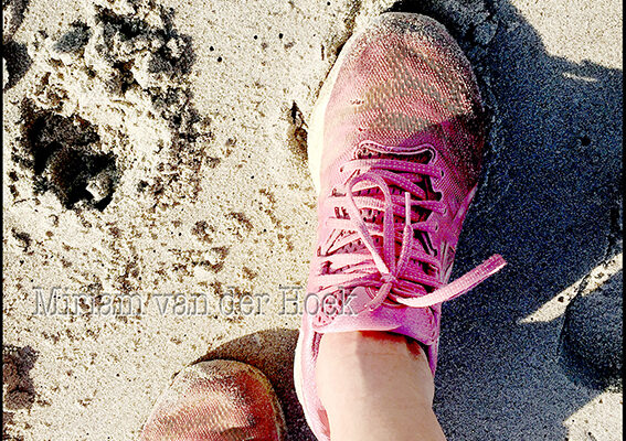 zigzaggend over het strand