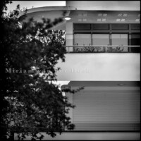 Stad in Stilte / Chabot Museum / ontworpen in 1938 door architect G.W. Baas en oorspronkelijk gebouwd als woonhuis in opdracht van de familie Kraaijeveld / monument van het Nieuwe Bouwen / modernistiche stijl