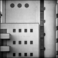 Stad in Stilte / HAKA gebouw / gebouwd in 1931 / oude hoofdkantoor Cooperatieve Groothandelvereniging De Handelskamer (HAKA) / ontwerp H.F. Mertens en J. Koeman / industrieel erfgoed en rijksmonument sinds 2002